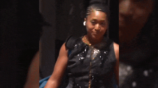 Naomi Osaka fait une entrée audacieuse lors de son match du premier tour à Paris.
