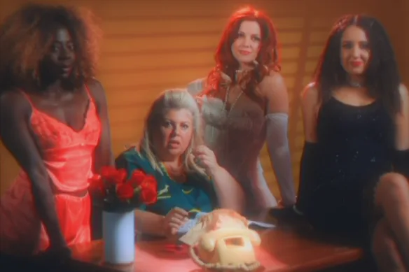 De gauche à droite : Anisa Nandaula, Urzila Carlson, Bron Lewis et Concetta Caristo dans le spectacle de sketchs Urzila.