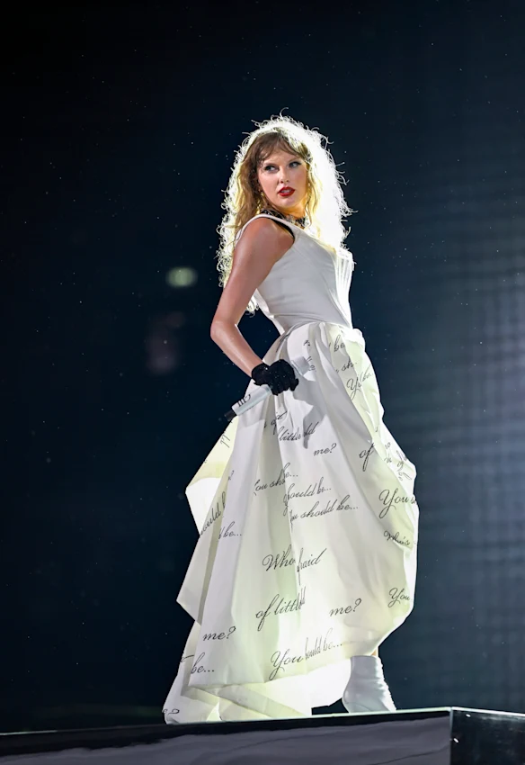 Taylor Swift portant Vivienne Westwood lors de la tournée The Eras au stade Wembley, Londres, en août 2024.