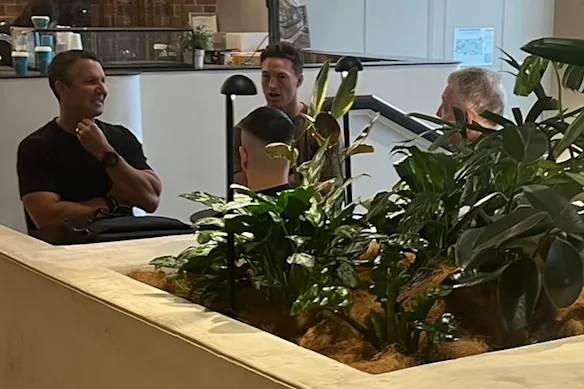 Le talonneur des Titans Sam Verrills (au centre) avec le directeur Clinton Schifcofske (à gauche) rencontre le directeur général des Bulldogs Phil Gould (à droite).