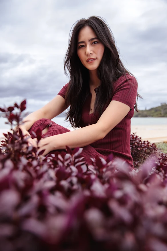 L'actrice Ana Thu Nguyen décrit son style comme « intemporel avec une touche moderne et féminine ».