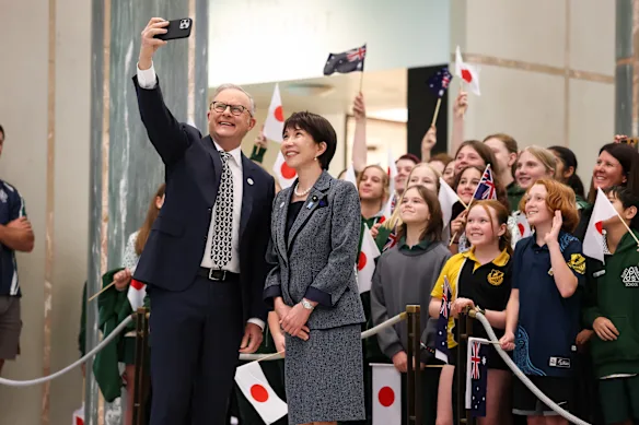 Albanese et Takaichi prennent un selfie avec des écoliers au Parlement lundi.