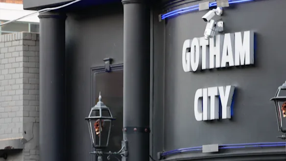 Le propriétaire du bordel de Gotham City poursuit la Bendigo Bank pour discrimination après la fermeture de ses comptes.