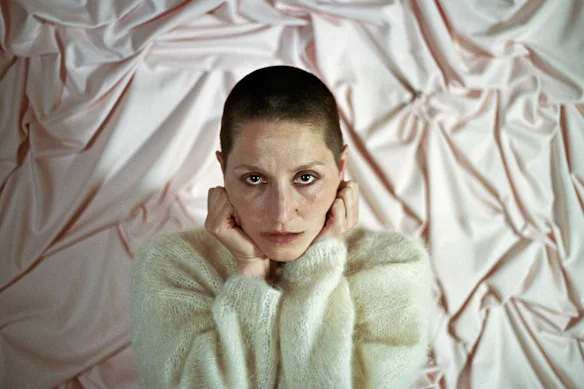 Cate Le Bon dit qu'elle préférerait être célibataire plutôt que de subir le travail genré d'une relation malheureuse.