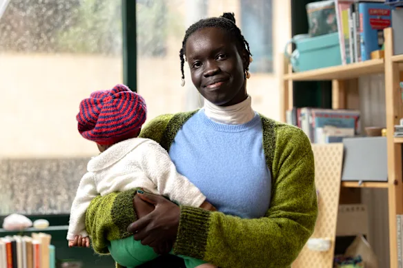 La photographe Atong Atem avec son bébé.