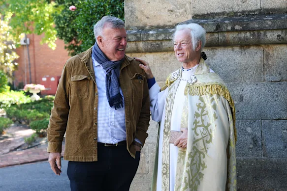 David Farley de One Nation avec le père Peter MacLeod-Miller à l'église St Matthew à Albury le matin après avoir remporté l'élection partielle fédérale à Farrer.