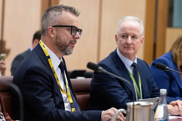 Justin Stevens et Hugh Marks lors des estimations du Sénat.