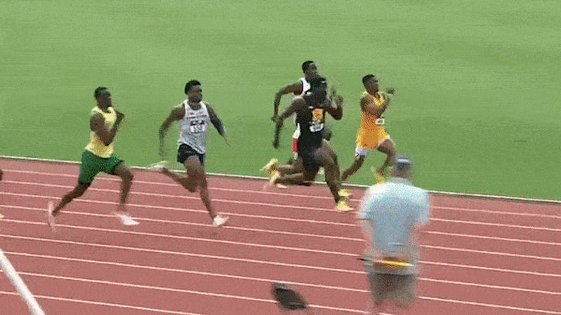 Le sprinter australien Eddie Nketia court en 9,74 secondes avec l'aide du vent lors d'un événement universitaire américain