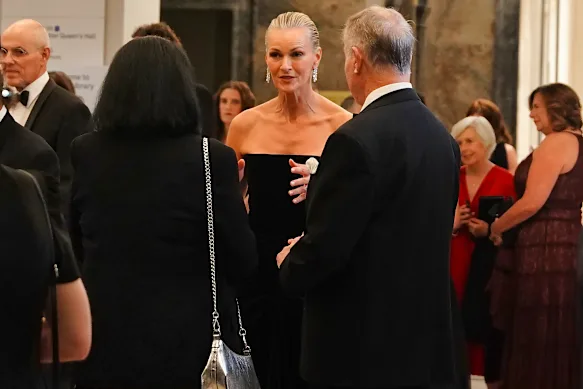 Sarah Murdoch, coprésidente du Murdoch Children's Research Institute, s'adresse aux invités.