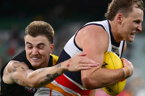 La star des Crows Jordan Dawson est abordée par Campbell Gray de Richmond.