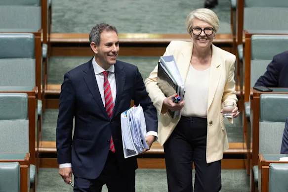 Le trésorier Jim Chalmers et la ministre des Services sociaux Tanya Plibersek ont ​​passé la matinée de lundi à défendre les modifications fiscales du gouvernement. 
