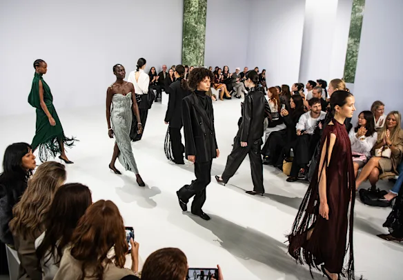 Les mannequins reviennent sur la piste pour applaudir lors du défilé Esse Studios à l'Australian Fashion Week.