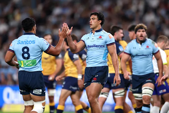 Joseph Aukuso-Suaalii (au centre) a fait un retour discret pour les Waratahs contre la Force occidentale vendredi soir.
