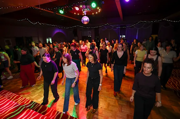 Chaque semaine, des centaines de Melburniens se réunissent pour des séances de danse en ligne organisées par Country Struts. 