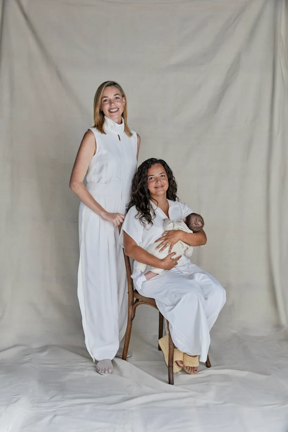 Ashleigh Raper (debout) a porté bébé Mia comme mère porteuse de sa meilleure amie, Lucy Koops.