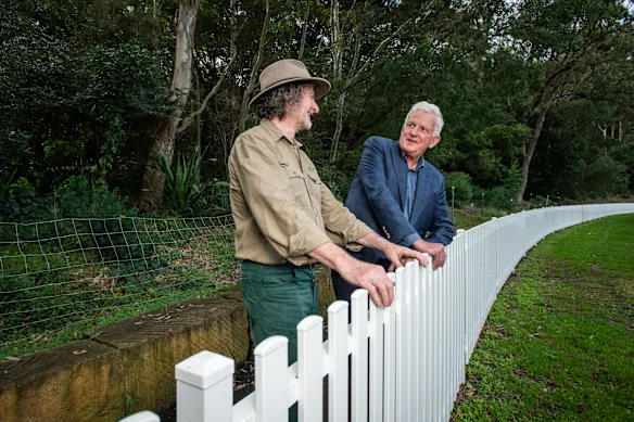 Atticus Fleming (à gauche), directeur général de Great Southern Land Conservancy, et Mike Gregg, philanthrope, au Trumper Oval de Paddington, où ils se sont rencontrés en jouant au cricket il y a près de 40 ans.