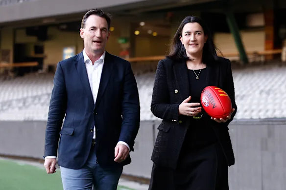 Les dirigeants de l'AFL, Andrew Dillon et Laura Kane, ont tenu une conférence de presse mardi pour expliquer la sanction infligée à Carlton.