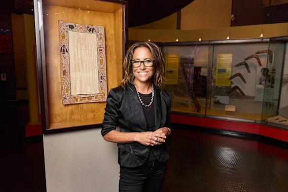 Professeur Clare Wright avec la troisième pétition Ṉäku Dhäruk/Bark au Musée national d'Australie. 