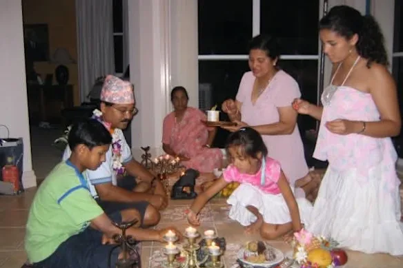 Mon Maa (au milieu) lors d'une cérémonie traditionnelle de puja népalaise dans la maison de ma enfance sur la Sunshine Coast.