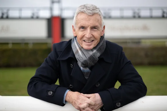 Bruce McAvaney à l'hippodrome de Morphettville à Adélaïde pour Qui pensez-vous être ?