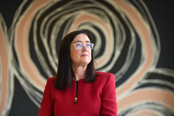 La présidente de l'ACCC, Gina Cass-Gottlieb, s'exprime directement en public, mais ne montre aucun amour pour les feux de la rampe.
