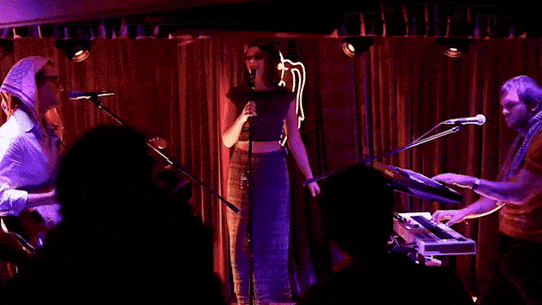 Kai Ollmann et Davy Brown (gauche et droite) de Barley Passable, se produisant avec Olivia Dennis, alias DENNIS, au Newtown's Pleasure Club.