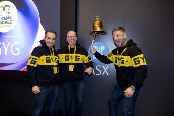 Le co-fondateur de Guzman y Gomez, Robert Hazan (au centre), avec les co-PDG Hilton Brett (à gauche) et Steven Marks, lancent la société sur l'ASX.