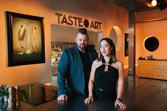 Vaughan Mabee et Melissa Leong étaient les co-animateurs de Taste of Art New Zealand, une émission récemment retirée de SBS.