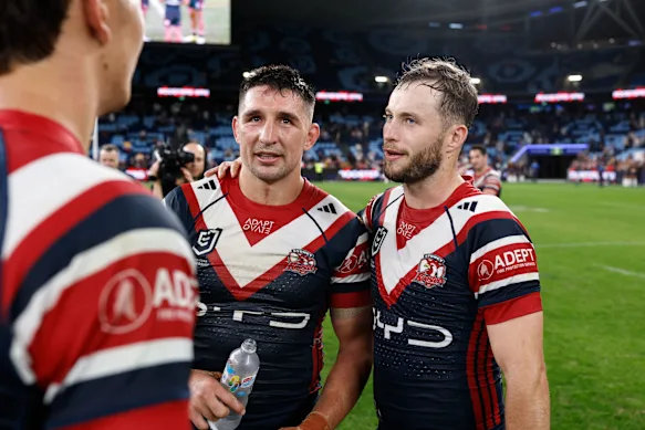 Victor Radley célèbre la victoire contre les Broncos avec Sam Walker.