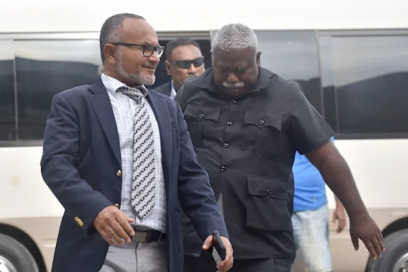 Le nouveau Premier ministre des Îles Salomon, Matthew Wale (à gauche) à Honiara en 2024.