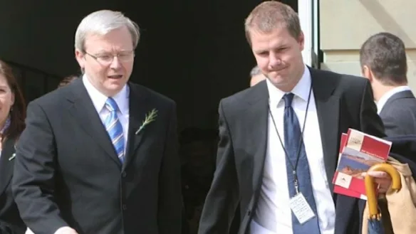 L'ancien Premier ministre Kevin Rudd et l'ancien conseiller travailliste Lachlan Harris.