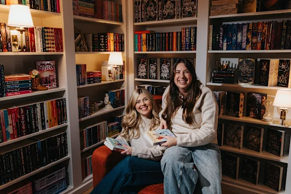 Larissa Chadwick, à gauche, qui dirige un club de lecture mensuel dédié à la fiction romantique, avec son meilleur ami et membre du club Reagen McKean.
