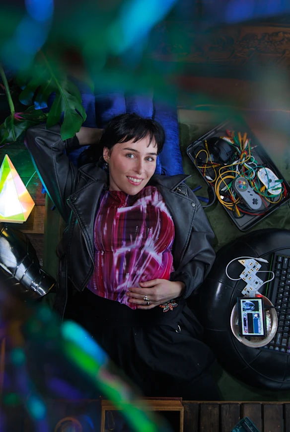 L'artiste Laura Alice Bracken, basée à Geelong, fait partie d'un nombre croissant de jeunes femmes qui construisent leur propre cyberdeck, ou ordinateur portable, à partir de zéro.