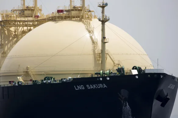 Un méthanier japonais arrive au terminal de Tokyo Gas à Yokohama.