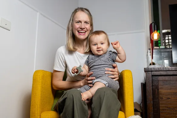 Dans la « zone crépusculaire » : Jess Weijers, basée à Melbourne, et bébé Louis.