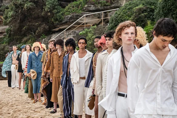 Le spectacle Commas à Tamarama Beach Sydney, avec la pluie améliorant le look mouillé.