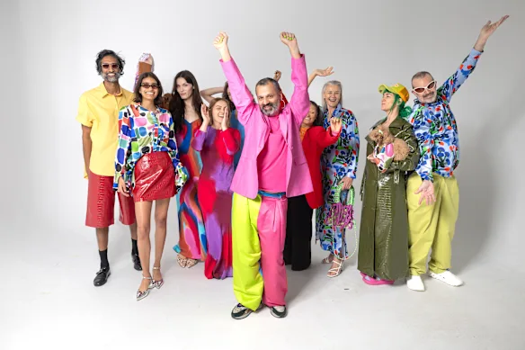 Le créateur de Sydney Gary Bigeni avec des créateurs avant son défilé lors de la Australian Fashion Week.