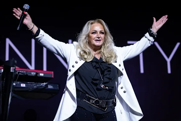 Bonnie Tyler a été plongée dans le coma provoqué pour l'aider à se remettre d'une opération intestinale d'urgence.