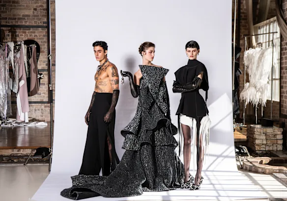 Le créateur de Melbourne Toni Maticevski revient à la Fashion Week australienne à Sydney après 10 ans d'absence. Les vêtements parlent d'eux-mêmes. «J'ai arrêté de nommer mes collections il y a des années», dit-il. Modèles Noa Papadopolous, Stella Hinton et Hannah Elyse.