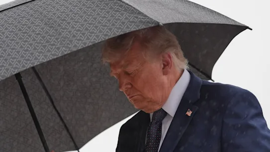 Trump est retourné à Washington pour le long week-end au lieu d'assister au mariage de son fils ou d'aller à son club de golf.
