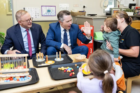 Le Premier ministre Anthony Albanese et le ministre de l'éducation Jason Clare lors d'une visite au Centre d'apprentissage précoce KU Queanbeyan South. 