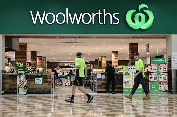 Un employé occasionnel de Woolworths a déclaré qu'il avait été blessé après qu'on lui ait demandé de dissimuler sa « fissure de plombier ».