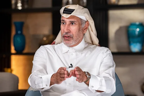 L'ancien Premier ministre du Qatar est un membre éminent de la famille régnante qatarienne. Les Al Thanis possèdent des maisons trophées à travers le monde, notamment à Paris, en Sardaigne et à Londres, où les Qataris possèdent tellement de propriétés qu'une région a valu le surnom de « Petite Doha ».