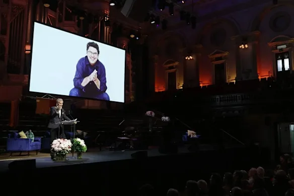 David Hobson s'exprime au mémorial du présentateur d'ABC James Valentine à l'hôtel de ville de Sydney.