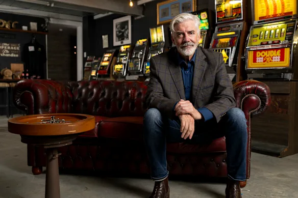 Shaun Micallef examine l'obsession du jeu en Australie dans Going For Broke.