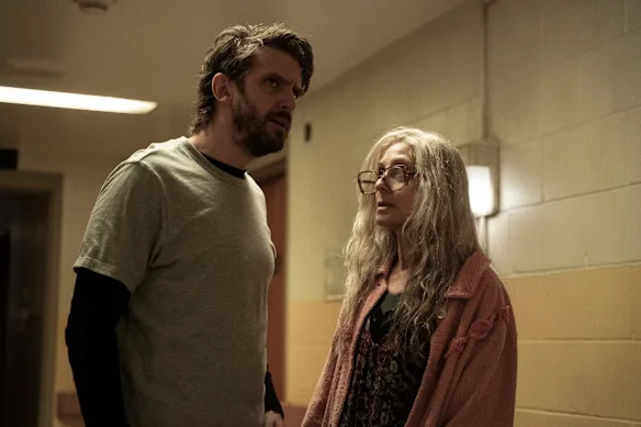 Dan Stevens dans le rôle de Pepper et Judith Light dans le rôle de Dorry dans The Terror : Devil in Silver. 