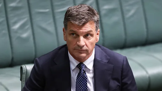 Le chef de l’opposition, Angus Taylor, a promis de fixer les tranches d’imposition sur le revenu à l’inflation.