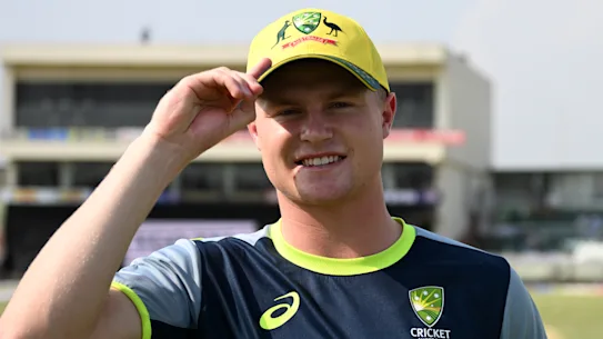Ollie Peake essaie sa nouvelle casquette australienne avant de jouer.