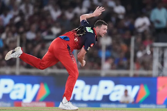 Josh Hazlewood en action pour RCB.