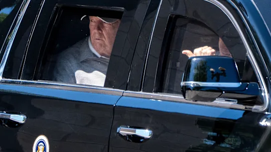 Donald Trump quitte la Maison Blanche samedi dans sa limousine. 